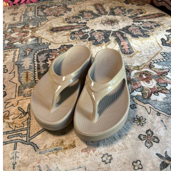 OOFOS Women's Oomega Thong Flip Flop Sandal Platform Comfort Supportive Shoes - Picture 1 of 8